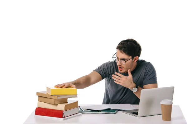 Schockierter Gutaussehender Student Betrachtet Stapel Von Büchern Isoliert Auf Weißem — Stockfoto