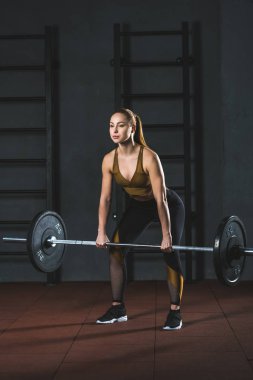 Genç sporcumuz ile Halter spor salonunda egzersiz önden görünümü