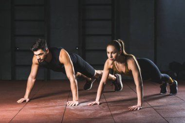 Sporcumuz ve sporcu gönderme yapıyor ups spor salonunda spor salonunda