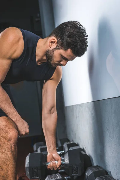 Side View Young Sportsman Raising Dumbbell Sports Hall — Free Stock Photo