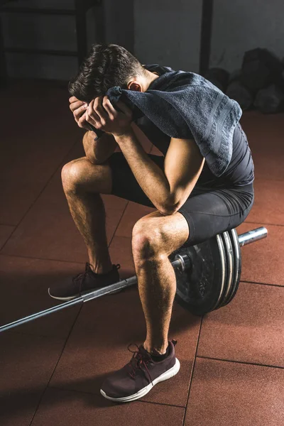 Jeune Sportif Frustré Avec Serviette Main Assis Sur Haltère Dans — Photo