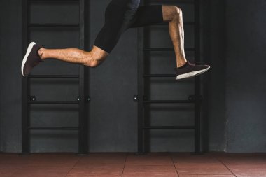 Kardiyo egzersiz spor salonunda sporcu atlama kırpılmış görüntü