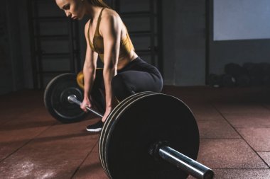 Genç sporcumuz kırpılmış görüntü hazırlamak halter salonunda yükseltmek için