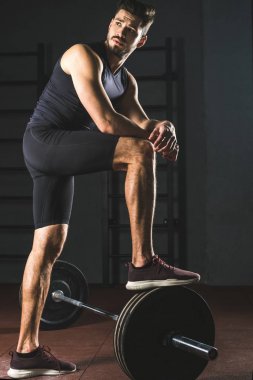 Halter salonunda üzerinde duran genç dinlenme sporcu
