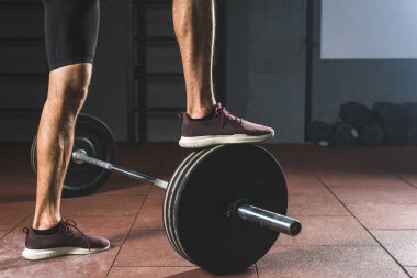 Halter salonunda tutuyoruz sporcu kırpılmış görüntü