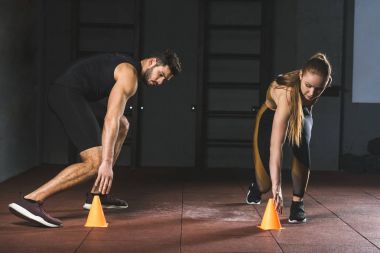 Çalışan ve eğitim koni Spor Merkezi dokunmadan genç sporcular