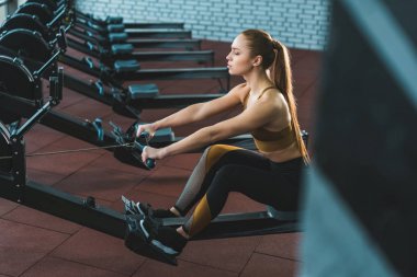 Spor Merkezi kürek makine üzerinde egzersiz yaparak sporcumuz yan görünüm