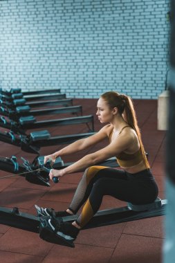 Spor Merkezi kürek makine üzerinde egzersiz yaparak sporcumuz yan görünüm