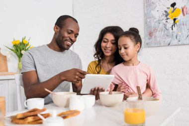 güzel genç aile mutfak Kahvaltı yaparken tablet kullanma