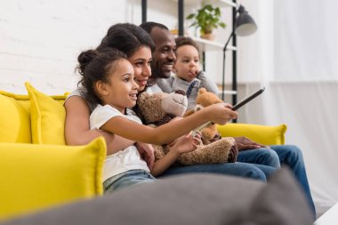 kanepede birlikte televizyonun güzel genç aile
