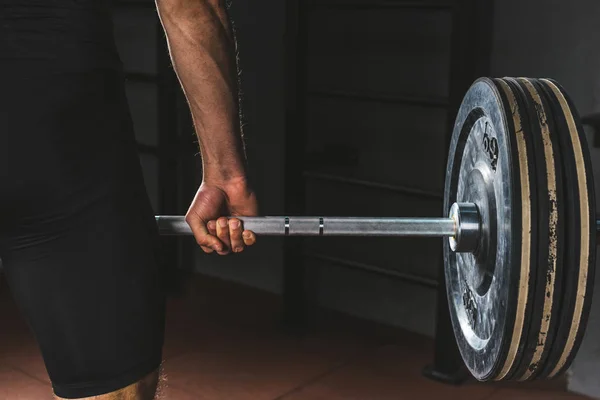 Imagen Recortada Del Deportista Sosteniendo Barra Gimnasio — Foto de stock gratuita