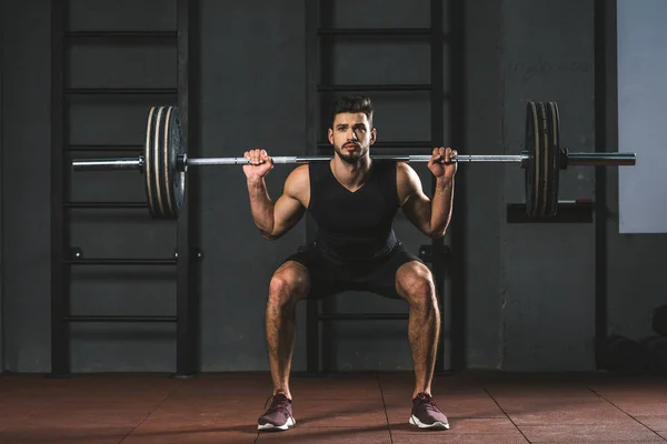 Culturista Joven Haciendo Ejercicio Con Barra Los Hombros Gimnasio —  Fotos de Stock