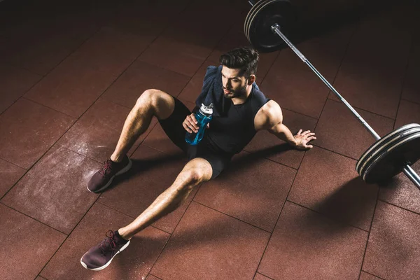 Descansando Desportista Beber Água Com Toalha Ombro Ginásio — Fotografia de Stock