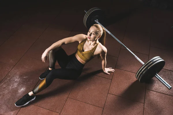 Jonge Sportvrouw Rustend Vloer Buurt Van Barbell Sportschool — Stockfoto