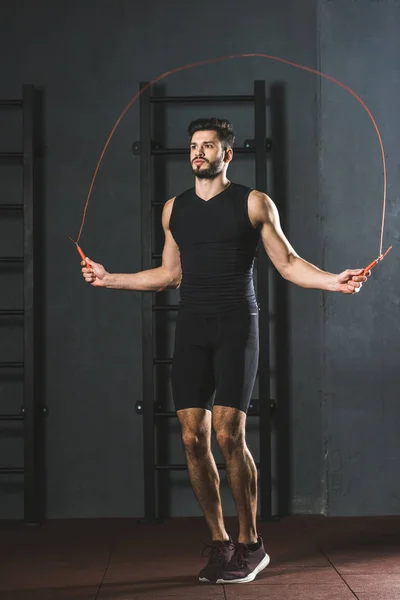 Joven Deportista Haciendo Ejercicio Cuerda Salto Gimnasio — Foto de Stock