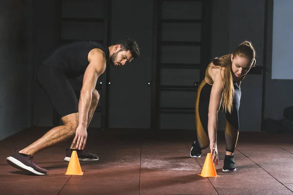 Jeunes Athlètes Courir Toucher Cônes Entraînement Dans Centre Sportif — Photo