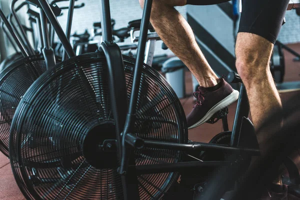 Imagem Cortada Desportista Fazendo Treino Bicicleta Exercício Centro Esportes — Fotografia de Stock