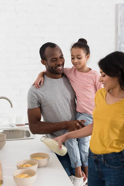 Jovem Família Derramando Leite Café Manhã Cereais Cozinha — Fotografia de Stock Grátis