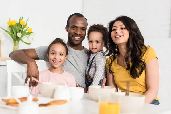 Glückliche Junge Familie Frühstückt Zusammen Und Schaut Die Kamera — Stockfoto