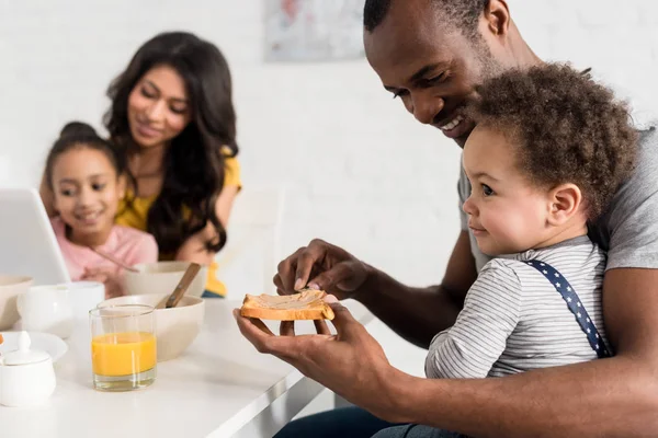 Primer Plano Disparo Padre Aplicando Mantequilla Maní Tostadas Para Hijo —  Fotos de Stock