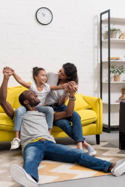 Mutlu Afro-Amerikan ailesi evde birlikte vakit geçiriyor.