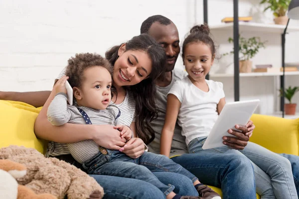 Glad Ung Familj Spendera Tid Tillsammans Med Enheter Hemmet — Stockfoto