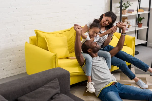 Família Afro Americana Feliz Passar Tempo Juntos Casa Divertindo — Fotografia de Stock