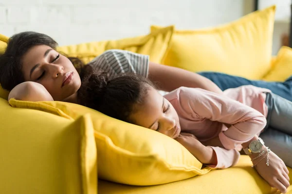 母亲和女儿睡在一起在沙发上 — 图库照片
