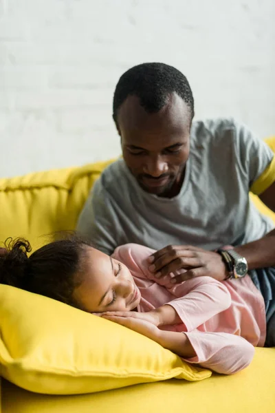 Padre Mirando Hija Mientras Ella Duerme Sofá — Foto de stock gratuita