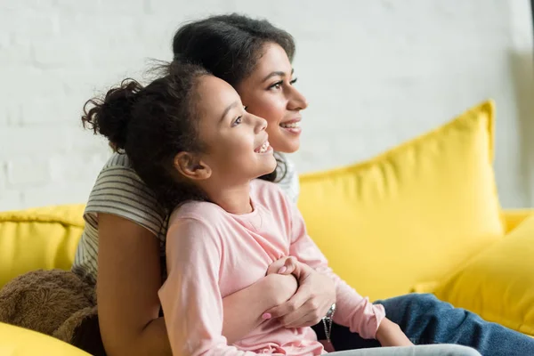 Jovem Feliz Mãe Filha Abraçando Sua Filha Sofá Casa — Fotografia de Stock