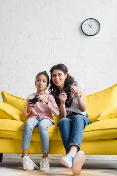 Emotional Young Mother Daughter Playing Video Games Home Couch — Stock Photo, Image