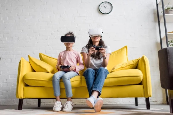 Young Mother Daughter Headsets Playing Video Games Home Couch — Stock Photo, Image