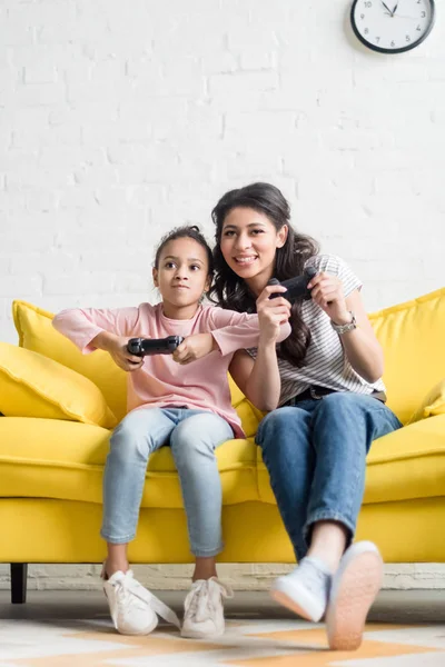 Happy Young Mother Daughter Playing Video Games Home Couch — Stock Photo, Image