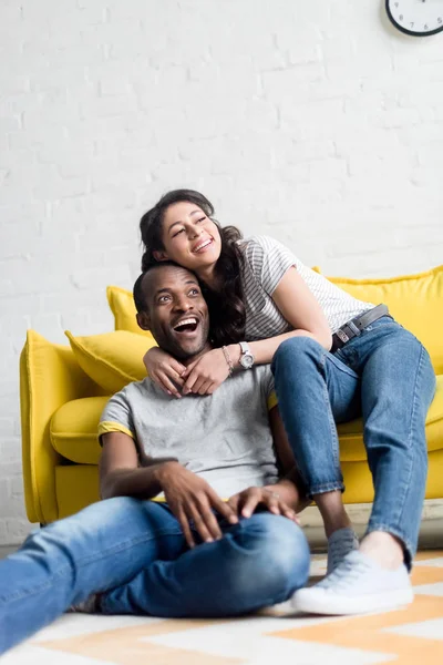 Prachtige Afrikaanse Amerikaanse Echtpaar Tijd Samen Woonkamer — Gratis stockfoto