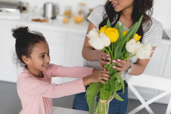 Cropped Shot Mother Beautiful Daughter Putting Flowers Vase — Stock Photo, Image