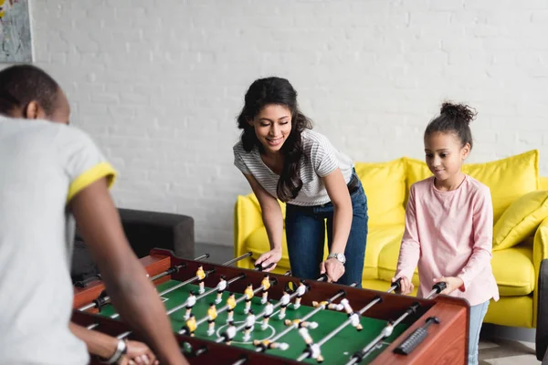 テーブル サッカーを家で一緒に遊んで幸せな家族 — ストック写真