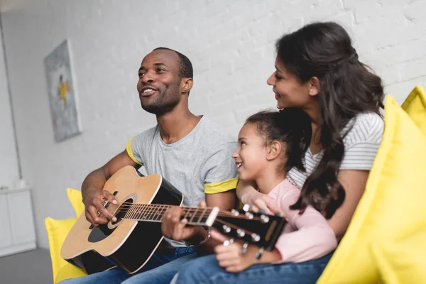 Homem Tocando Guitarra Cantando Para Esposa Filha Casa — Fotografia de Stock