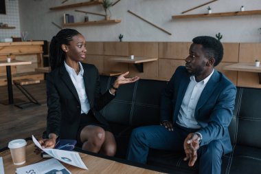 Afrika kökenli Amerikalı işadamları yeni iş projesi kafede tartışıyor