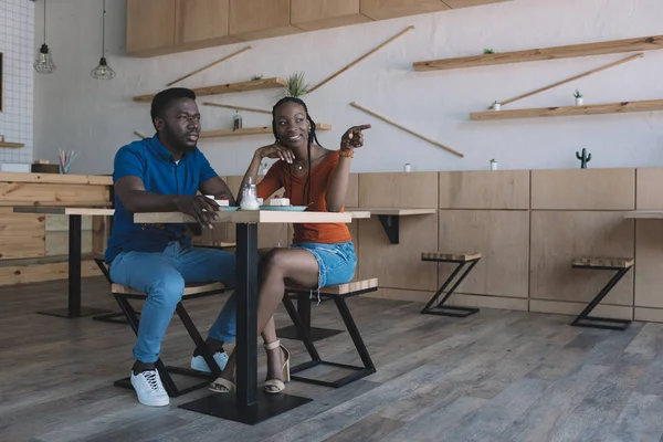 Lächelndes Afrikanisch Amerikanisches Paar Tisch Mit Tassen Kaffee Und Desserts — Stockfoto