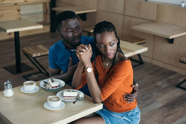 Insulted African American Woman Boyfriend Sitting Table Cafe — Free Stock Photo