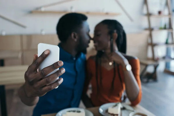 Selektiv Fokus För Afroamerikanska Par Tar Selfie Smartphone Tillsammans Kafé — Gratis stockfoto