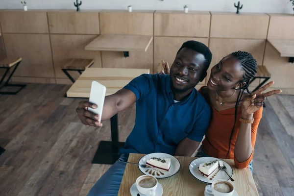 Χαμογελώντας Αφρικανική Αμερικανική Ζευγάρι Λήψη Selfie Smartphone Μαζί Καφενείο — Φωτογραφία Αρχείου