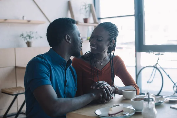 Mosolyogva Afro Amerikai Házaspár Kézenfogva Néztek Egymásra Romantikus Dátum Kávézóban — Stock Fotó