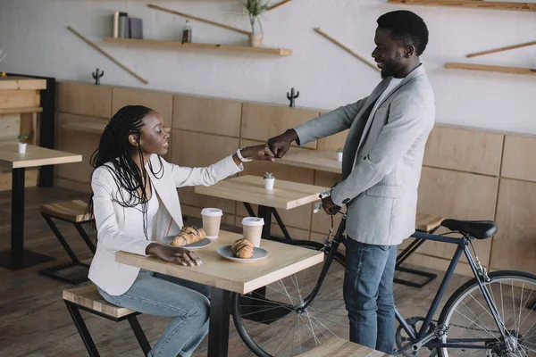 Африканские Американские Друзья Приветствуют Друг Друга Столом Кафе — Бесплатное стоковое фото