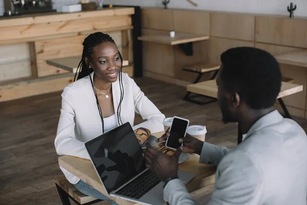 Афроамериканські Друзі Сидять Столом Ноутбуком Кав Ярні — стокове фото
