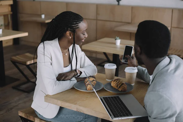 Afro Amerikai Meg Laptop Kávézóban Asztalnál Ülve Mosolyogva — Stock Fotó