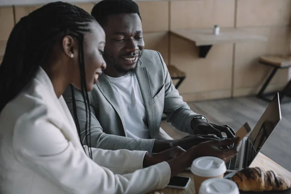 Усміхнені Афроамериканські Друзі Купують Онлайн Разом Столом Кафе — стокове фото