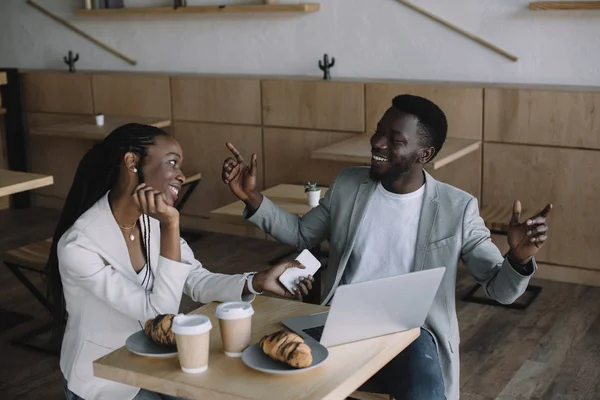 Amigos Afroamericanos Sonrientes Mesa Con Ordenador Portátil Cafetería — Foto de stock gratis
