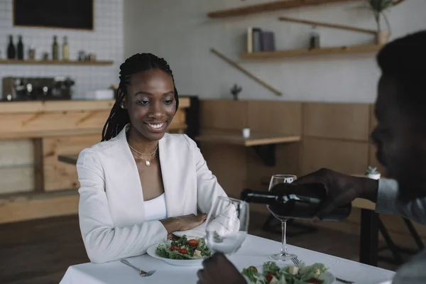 Vue Partielle Afro Américain Verser Vin Dans Verre Lors Rendez — Photo