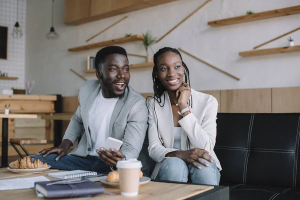 Retrato Los Sonrientes Empresarios Afroamericanos Mirando Mesa Cafetería —  Fotos de Stock